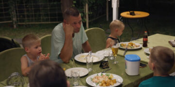 Ontbijt van familie Engel loopt uit de hand in Grote Gezinnen, Grote Vakanties: ‘Dit kan toch niet?’