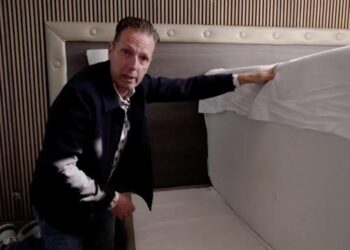 Rob Geus geschokt door smerig hostel in De Hygiënepolitie: ‘Hier word je misselijk van’