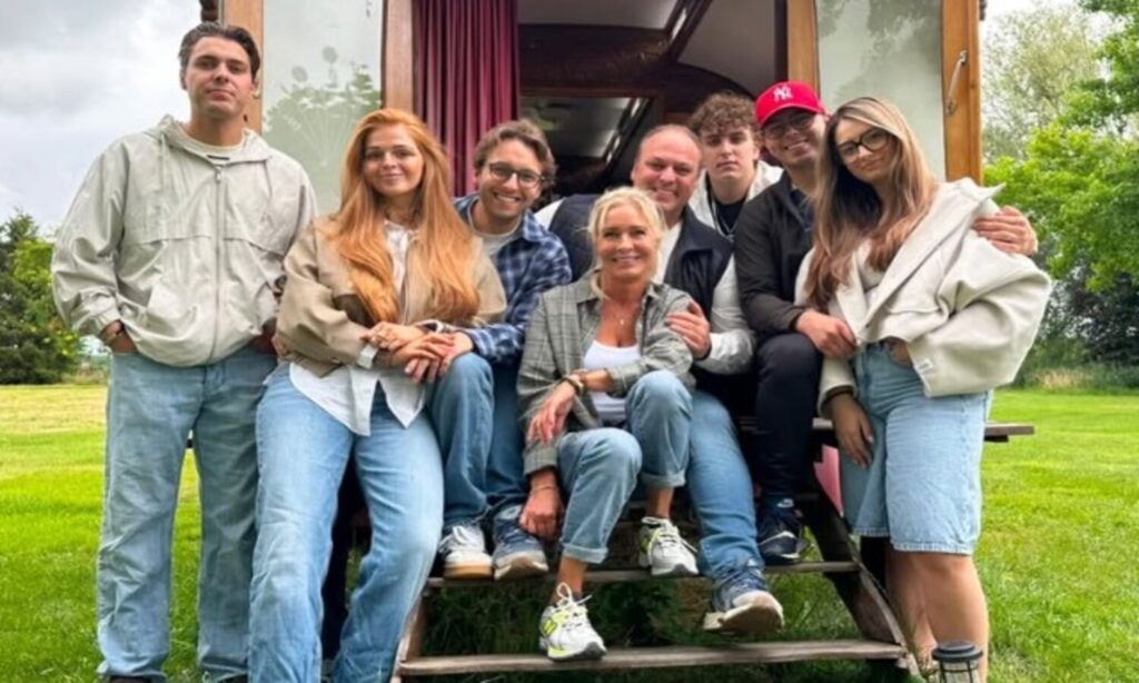 Frans Bauer laat zijn kinderen zien hoe hij vroeger leefde, en dat valt niet bij iedereen in goede aarde