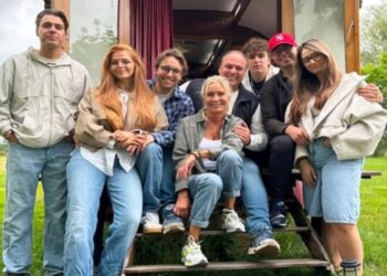 Frans Bauer laat zijn kinderen zien hoe hij vroeger leefde, en dat valt niet bij iedereen in goede aarde