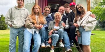 Frans Bauer laat zijn kinderen zien hoe hij vroeger leefde, en dat valt niet bij iedereen in goede aarde
