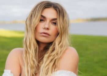 Roxeanne Hazes staat stil bij dierbare herinnering aan vader André: ‘Had ik toen maar geweten…’
